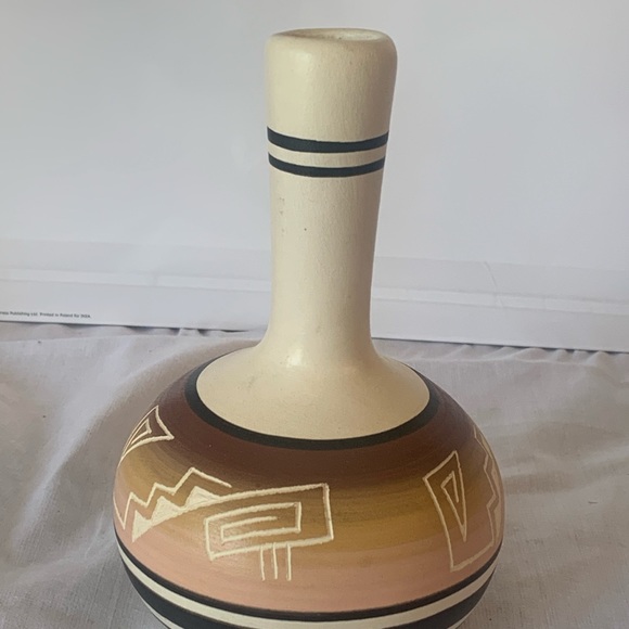 NAATSILID (NAVAJO) HAND CRAFTED POTTERY VASE - Picture 2 of 6